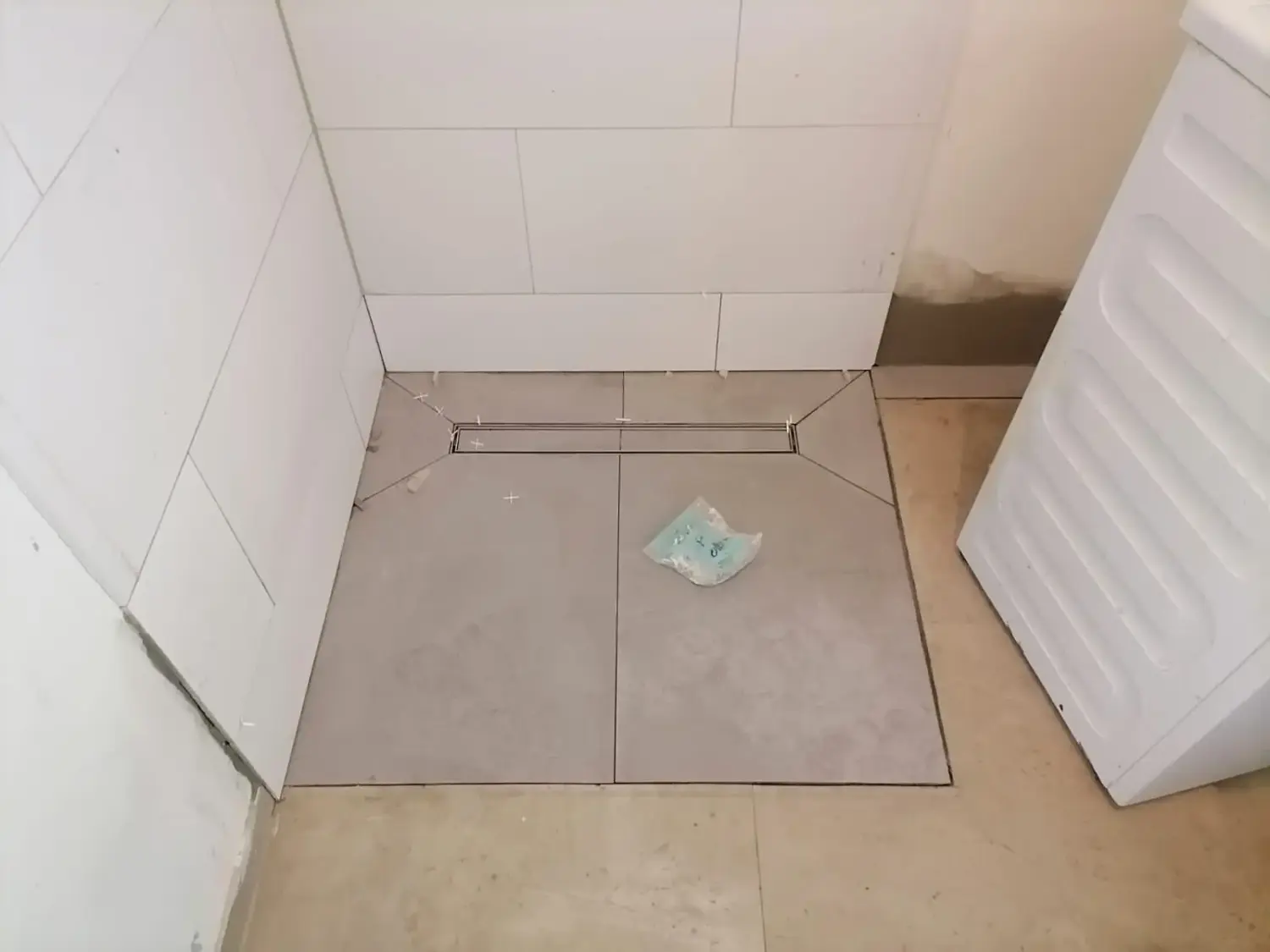 Inex Baubetreuung GmbH, Badsanierung Fliesenlegen